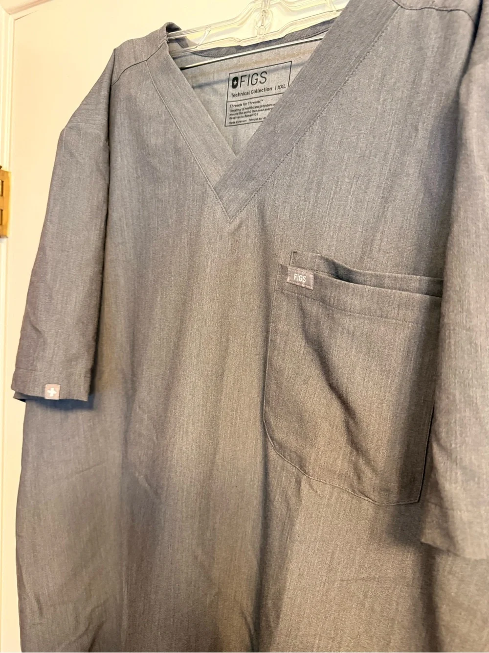 Figs Men’s V-Neck Top in Charcoal